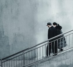 Under the Chinese epidemic, an old couple went shopping,But there are brave and optimistic attitude to face and defeat it.